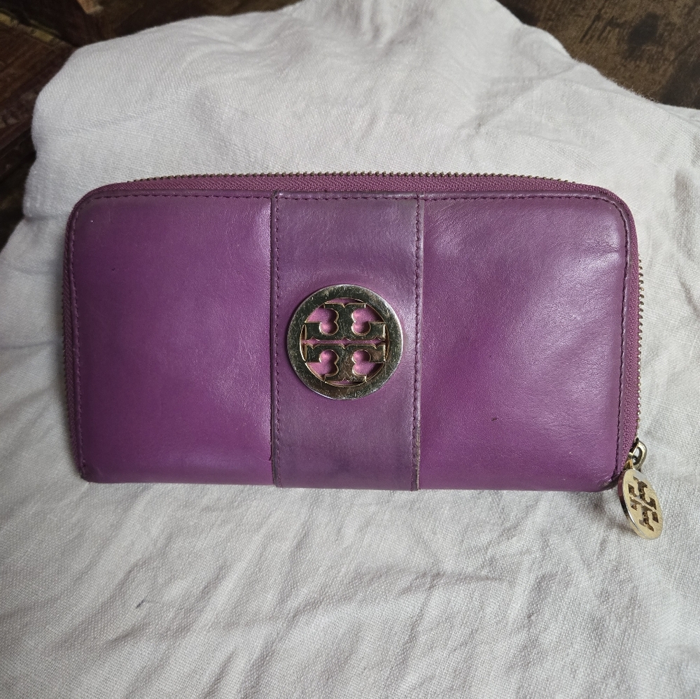 Tory Burch Zip around wallet in Fusia color - Picture 2 of 13